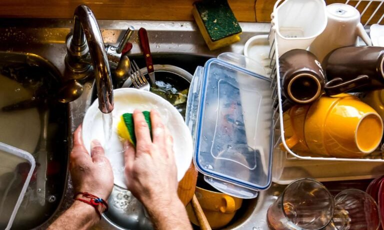 Dream About Washing Dishes (3 Psychological Clues)